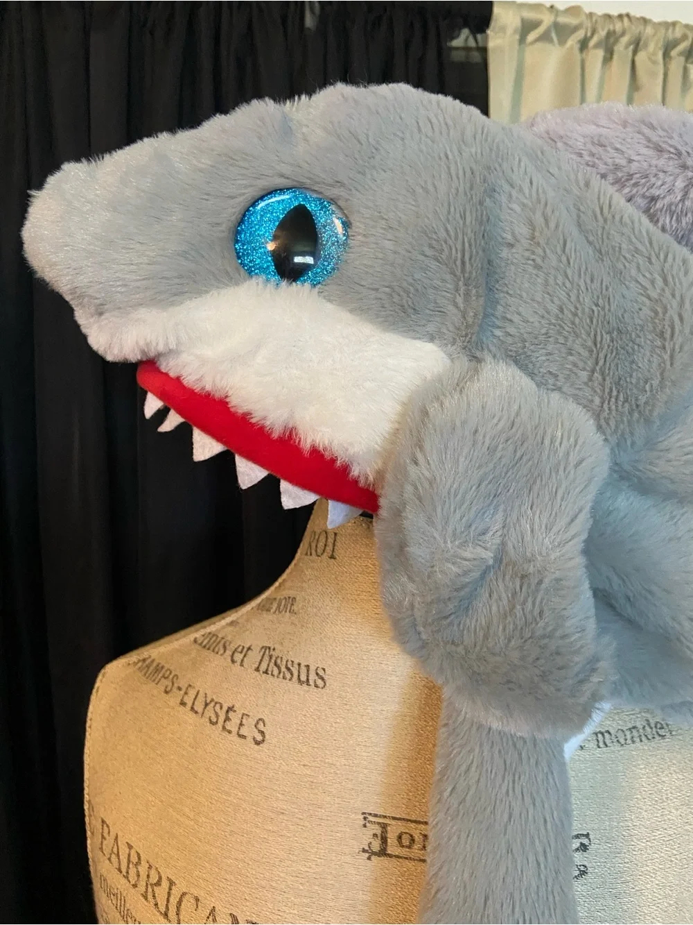 “Live action” Shark Hat with Ears that move when you squeeze the air balls🦈❤️